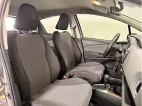 Toyota Yaris (2014) thumbnail 9
