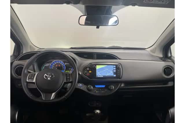 Toyota Yaris (2016) thumbnail 2