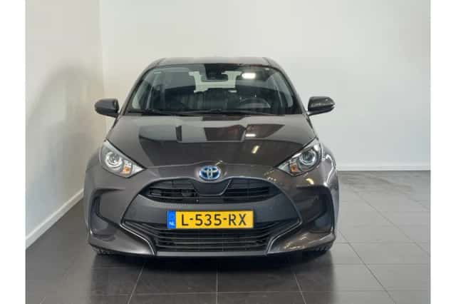 Toyota Yaris (2021) thumbnail 3
