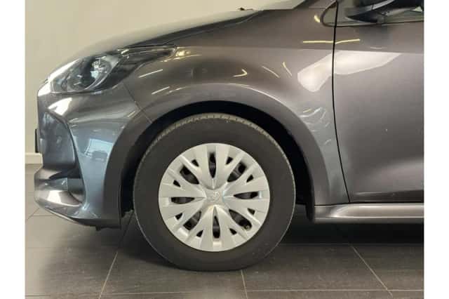 Toyota Yaris (2021) thumbnail 4