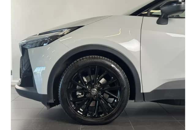 Toyota C-HR (2025) thumbnail 4
