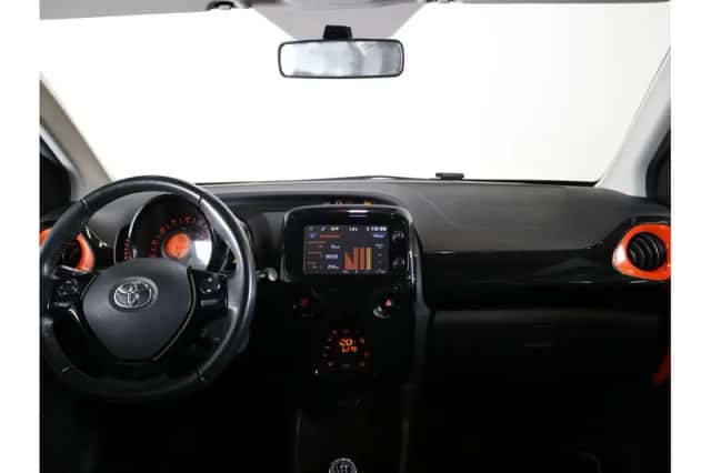 Toyota Aygo (2015) thumbnail 2