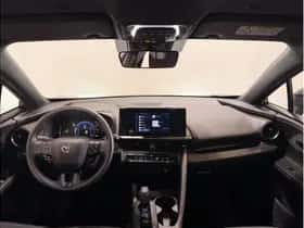 Toyota C-HR (2024) thumbnail 2