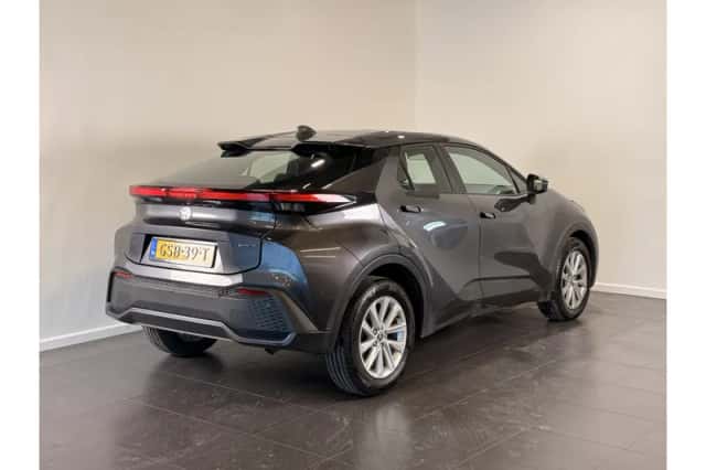Toyota C-HR (2024) thumbnail 3