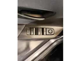 Toyota C-HR (2024) thumbnail 9