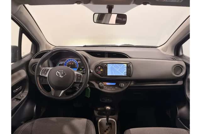 Toyota Yaris (2015) thumbnail 2