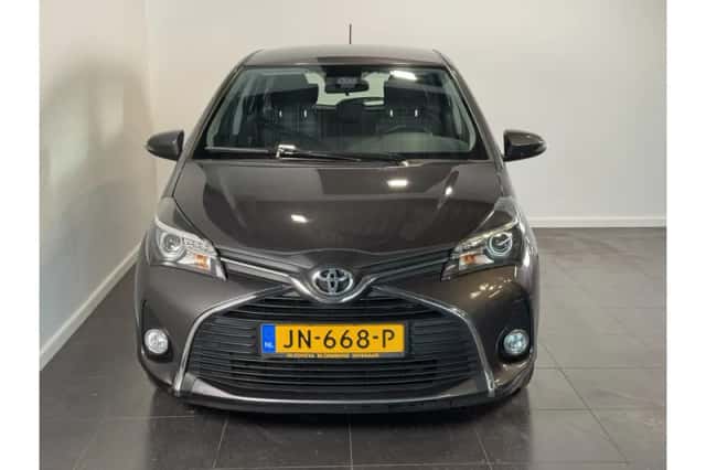Toyota Yaris (2016) thumbnail 3