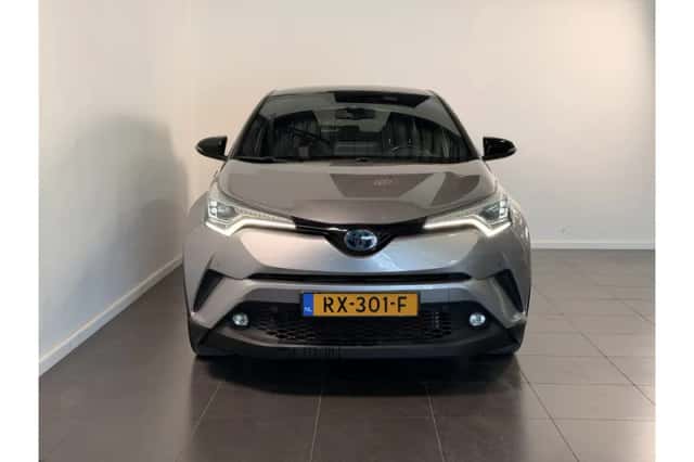 Toyota C-HR (2017) thumbnail 2