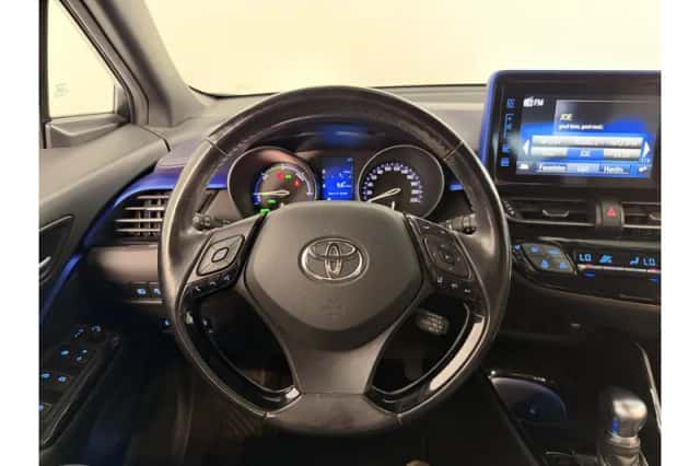 Toyota C-HR (2017) thumbnail 4