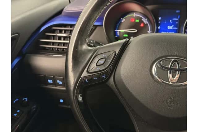 Toyota C-HR (2017) thumbnail 5