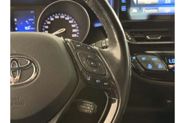 Toyota C-HR (2017) thumbnail 6