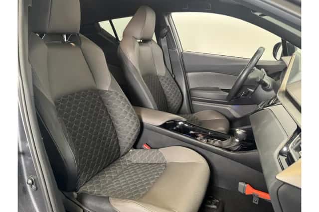 Toyota C-HR (2023) thumbnail 2