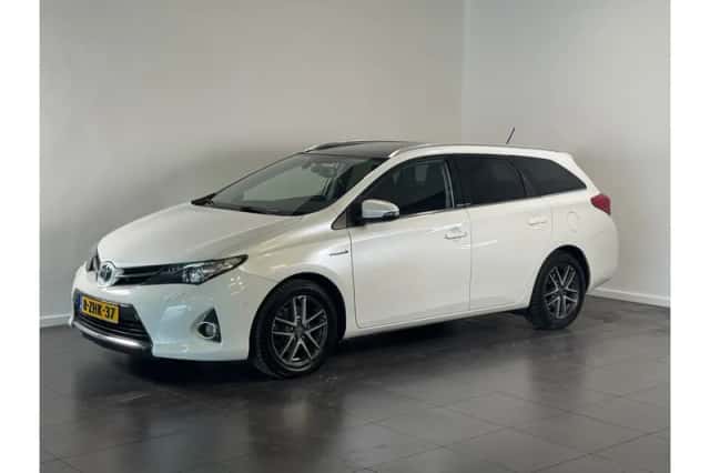 Toyota Auris (2014) thumbnail 1