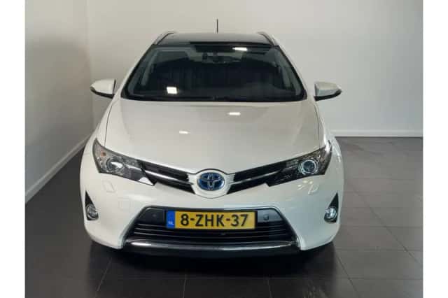 Toyota Auris (2014) thumbnail 3