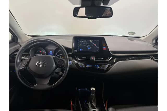 Toyota C-HR (2022) thumbnail 2