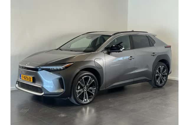 Toyota bZ4X (2023) thumbnail 1