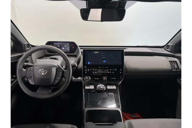 Toyota bZ4X (2023) thumbnail 2