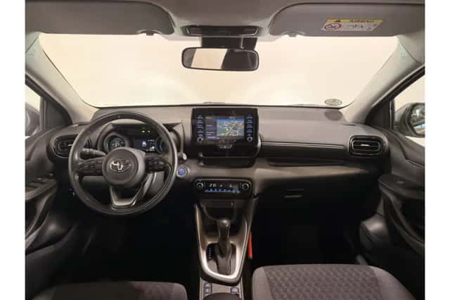Toyota Yaris (2021) thumbnail 2