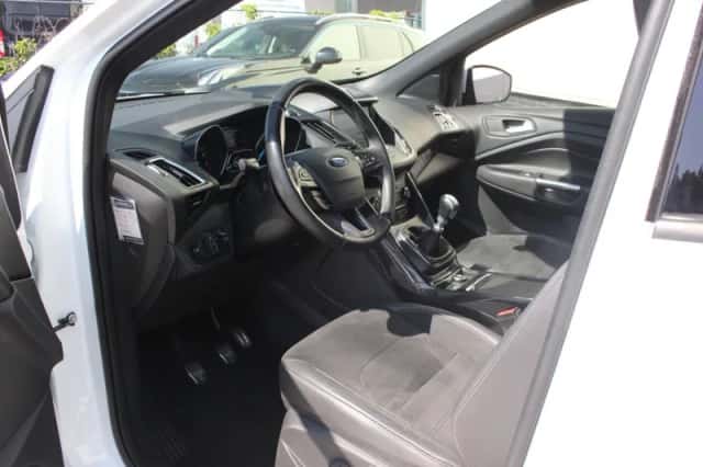 Ford Kuga (2016) thumbnail 3