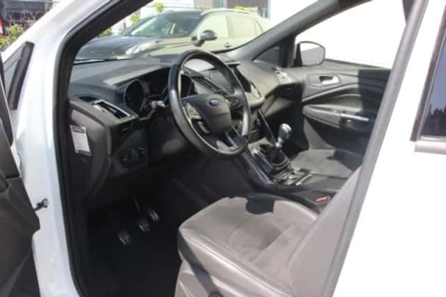 Ford Kuga (2016) thumbnail 3