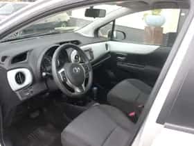Toyota Yaris (2014) thumbnail 3