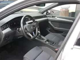 Volkswagen Passat (2022) thumbnail 3