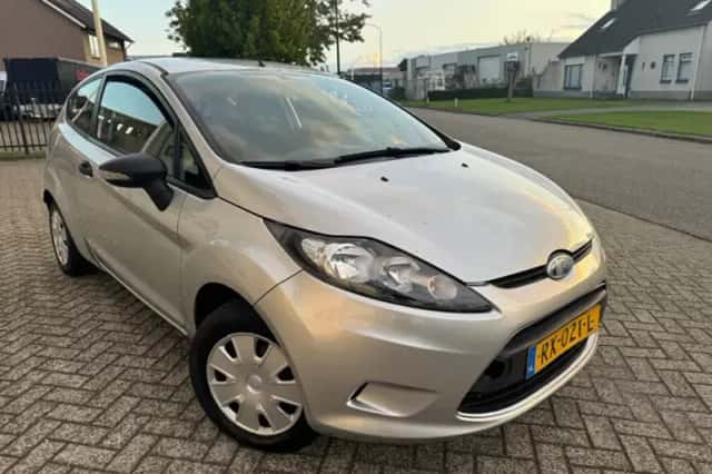 Ford Fiesta (2010) thumbnail 2