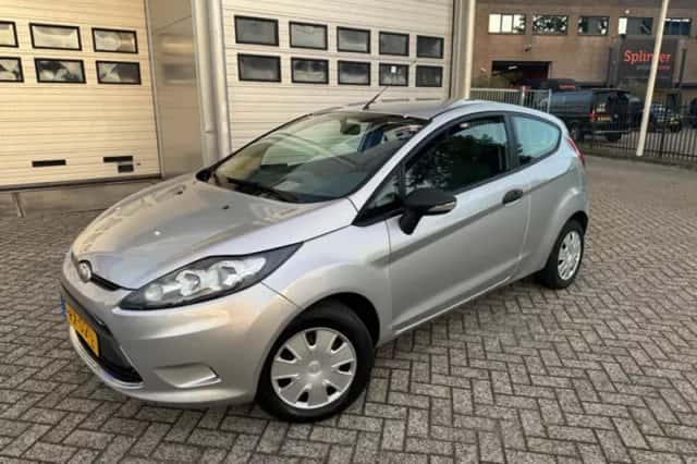 Ford Fiesta (2010) thumbnail 3