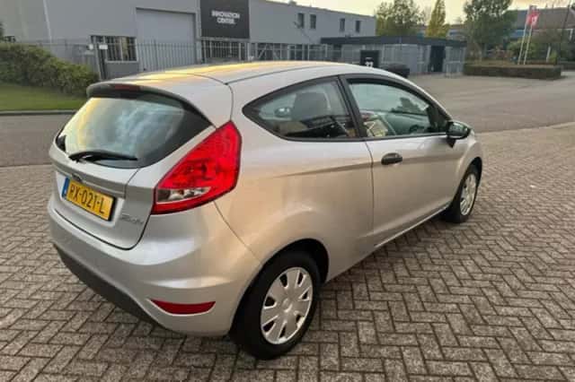 Ford Fiesta (2010) thumbnail 4