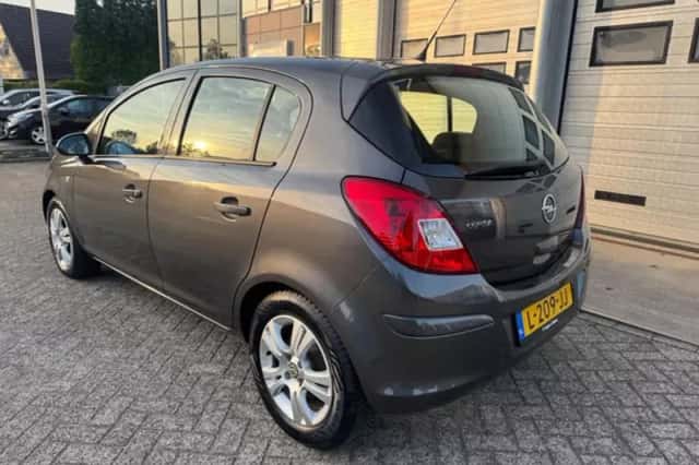 Opel Corsa (2012) thumbnail 3
