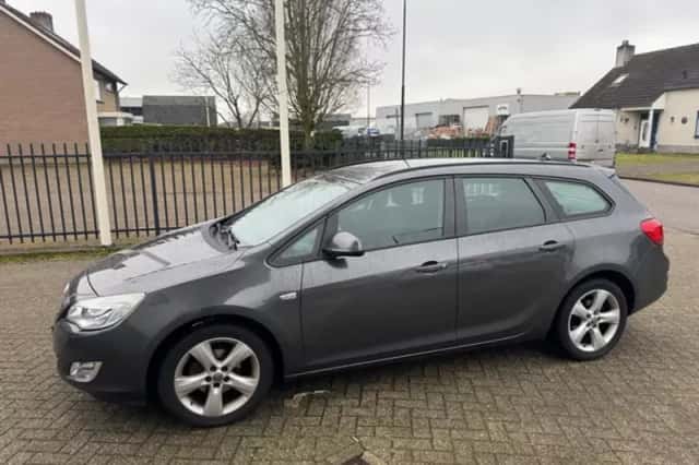 Opel Astra (2011) thumbnail 2