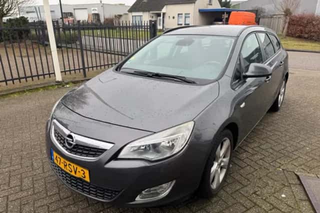 Opel Astra (2011) thumbnail 3