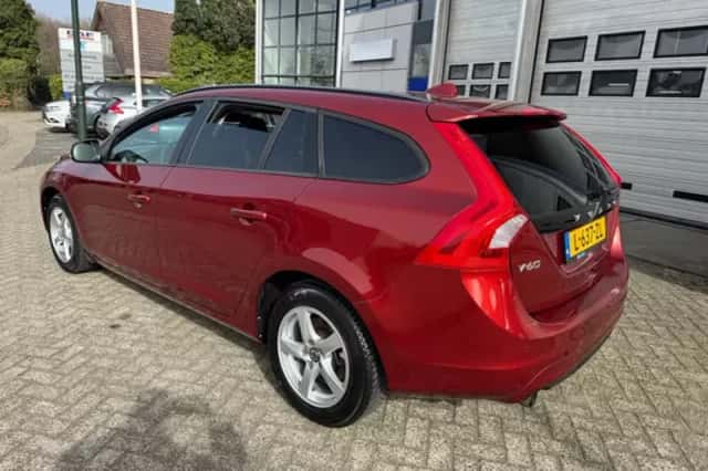 Volvo V60 (2016) thumbnail 3