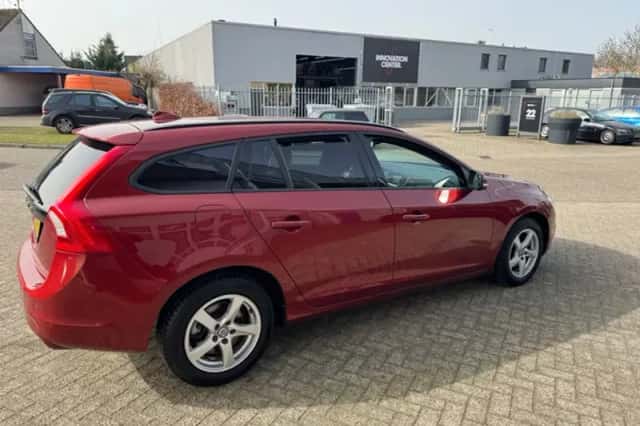 Volvo V60 (2016) thumbnail 5