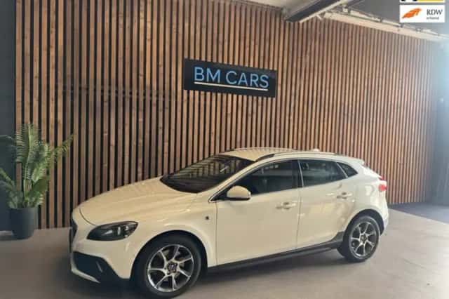 Volvo V40 Cross Country (2016) thumbnail 1