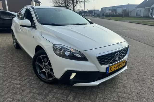 Volvo V40 Cross Country (2016) thumbnail 2