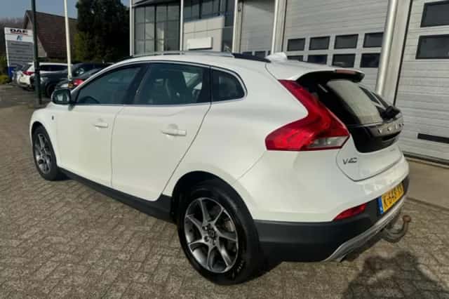 Volvo V40 Cross Country (2016) thumbnail 3