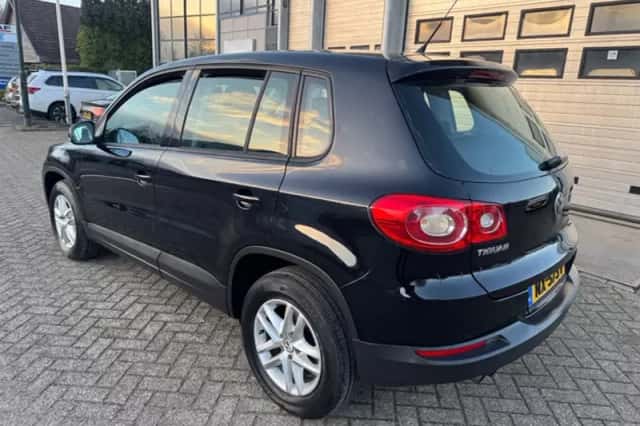 Volkswagen Tiguan (2009) thumbnail 3
