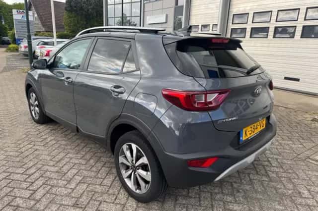 Kia Stonic (2021) thumbnail 3