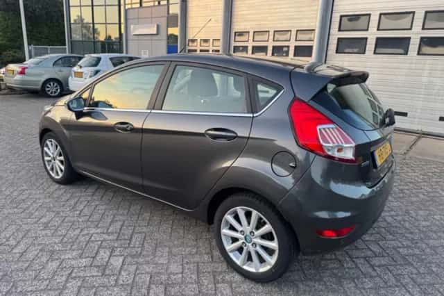 Ford Fiesta (2015) thumbnail 2
