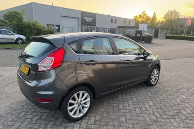 Ford Fiesta (2015) thumbnail 4
