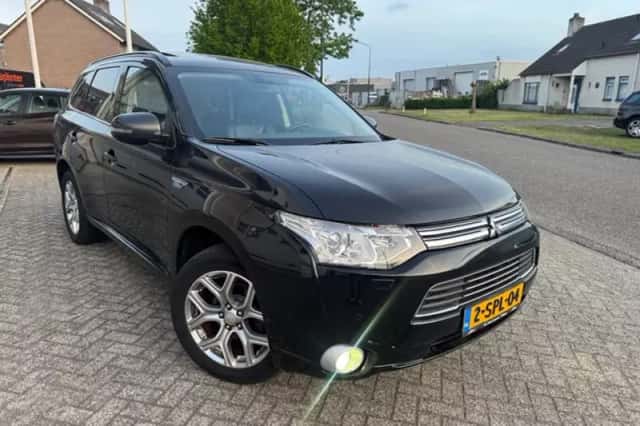 Mitsubishi Outlander (2013) thumbnail 2