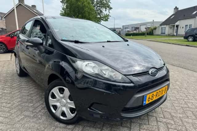 Ford Fiesta (2011) thumbnail 2