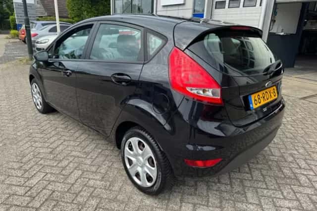 Ford Fiesta (2011) thumbnail 3
