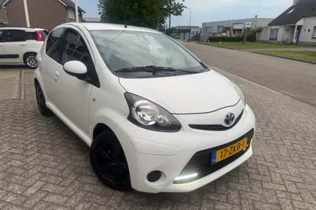 Toyota Aygo (2012) thumbnail 2