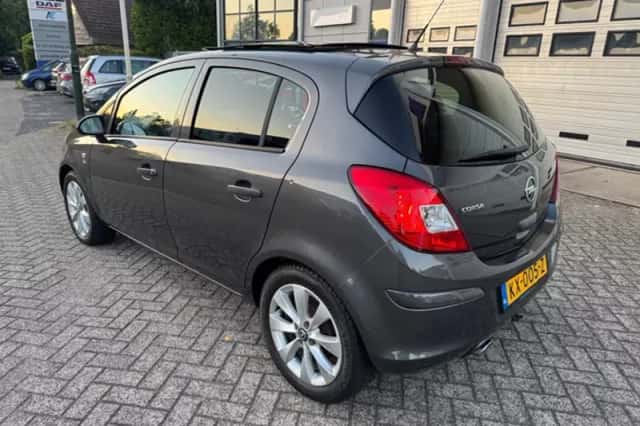 Opel Corsa (2013) thumbnail 3