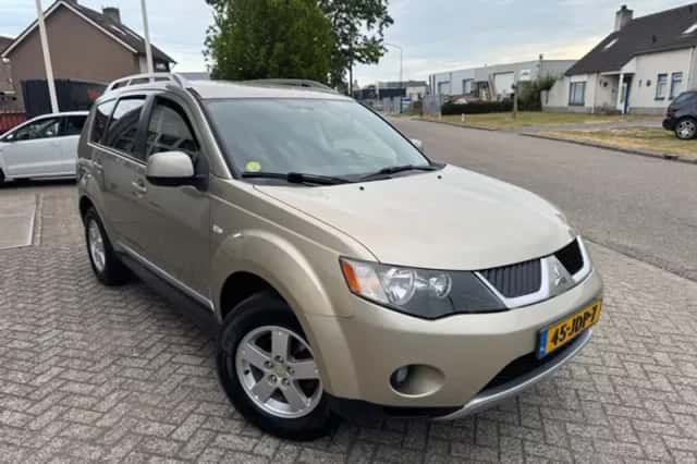 Mitsubishi Outlander (2009) thumbnail 2