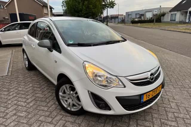 Opel Corsa (2013) thumbnail 2