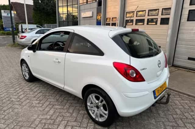 Opel Corsa (2013) thumbnail 3