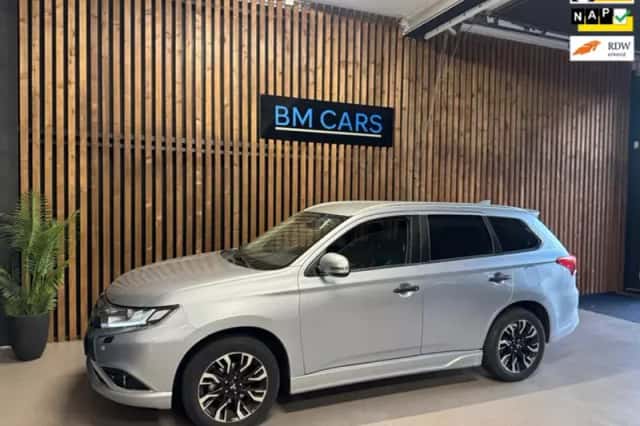 Mitsubishi Outlander (2016) thumbnail 1